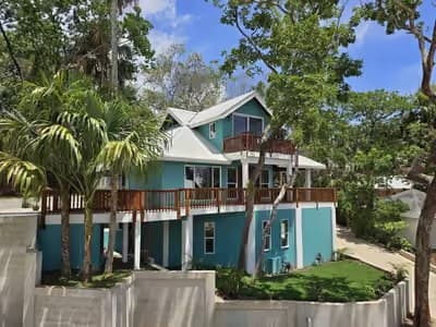 Newly Renovated Home in Luna Beach Resort, (Treehouse)