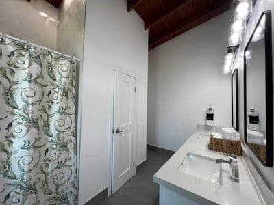 Gorgeous Tropical Estate Home in East End – Camp Bay Estates, Casa Blanca
