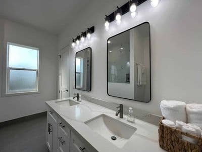 Gorgeous Tropical Estate Home in East End – Camp Bay Estates, Casa Blanca